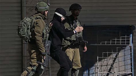 İsrail güçleri, Batı Şeria’daki baskınlarda birçok Filistinliyi gözaltına aldı ve yaraladı - Son Dakika Haberleri